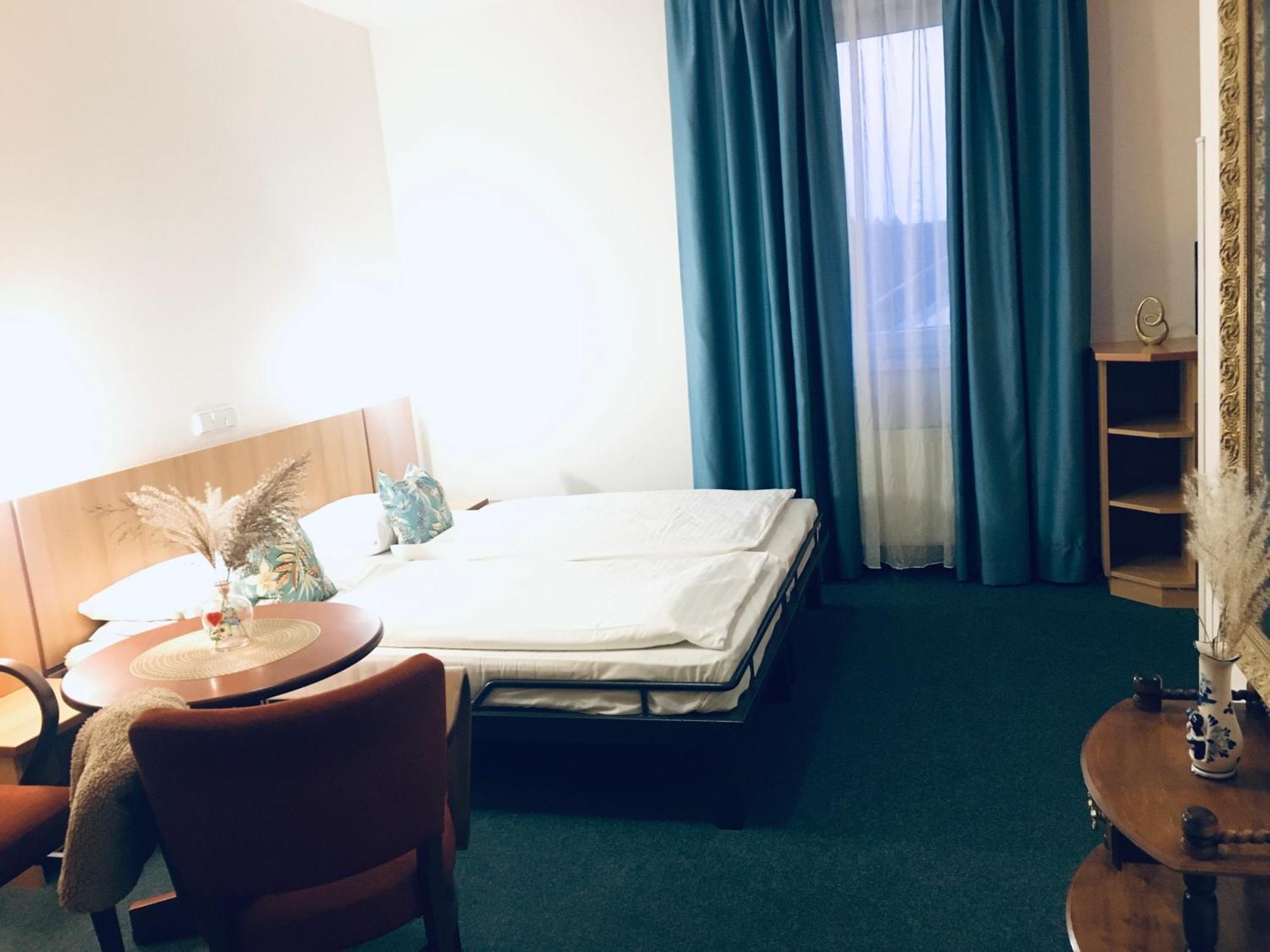 Penzion Hotelu Central Dvur Kralove nad Labem Exterior photo
